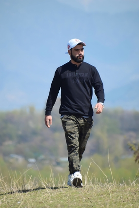 户外荒野徒步远足戴帽帅哥图片